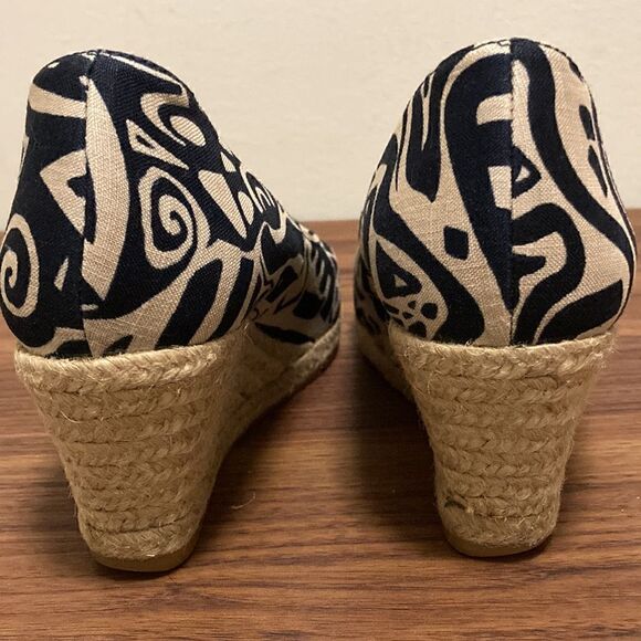 Diane B. Milano Closed Toe Espadrille in Navy/Beige Print. Size 7. - Picture 4 of 8